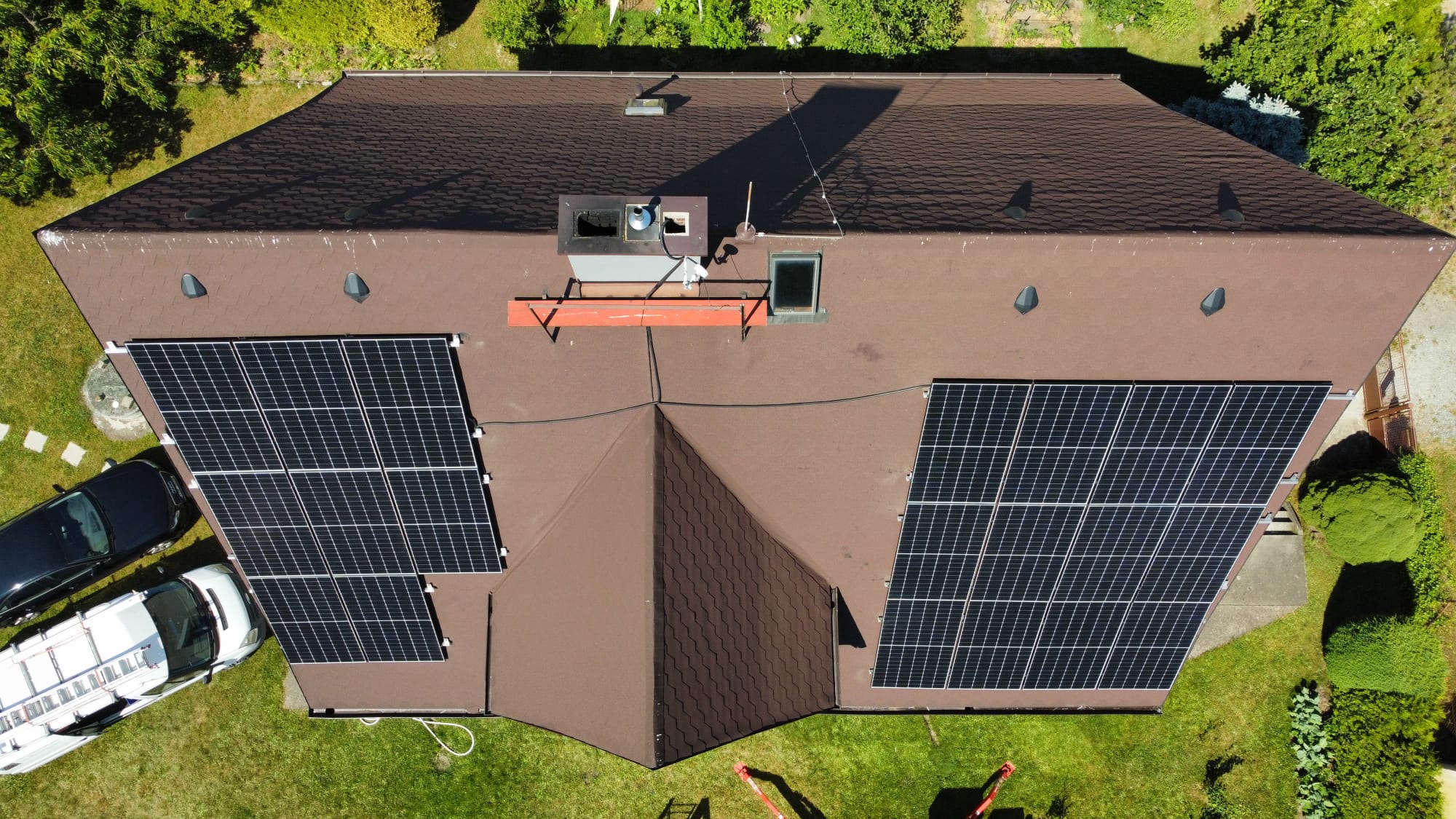Detail znečištěných fotovoltaických panelů