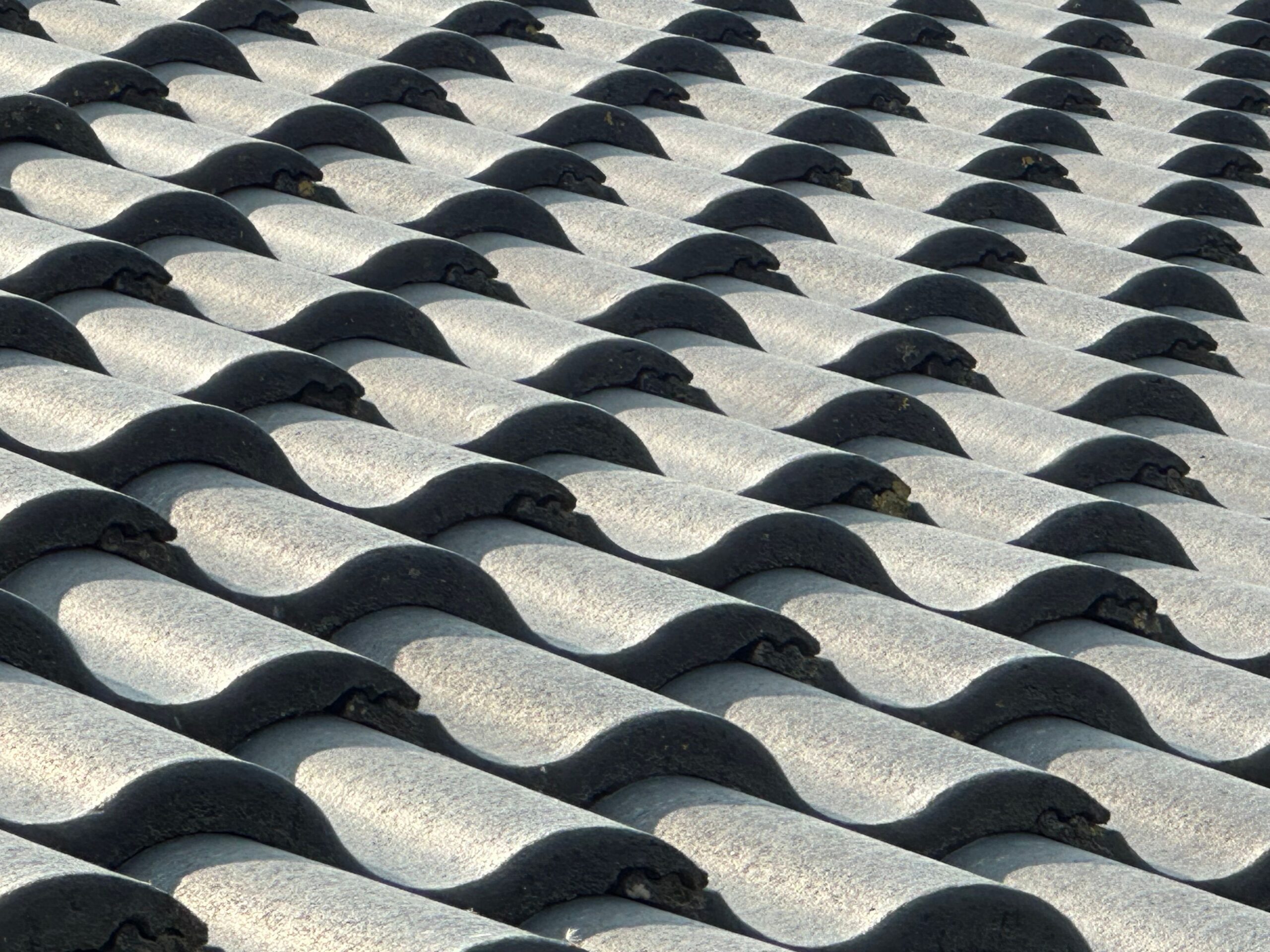 Betonová střešní krytina po renovačním nátěru