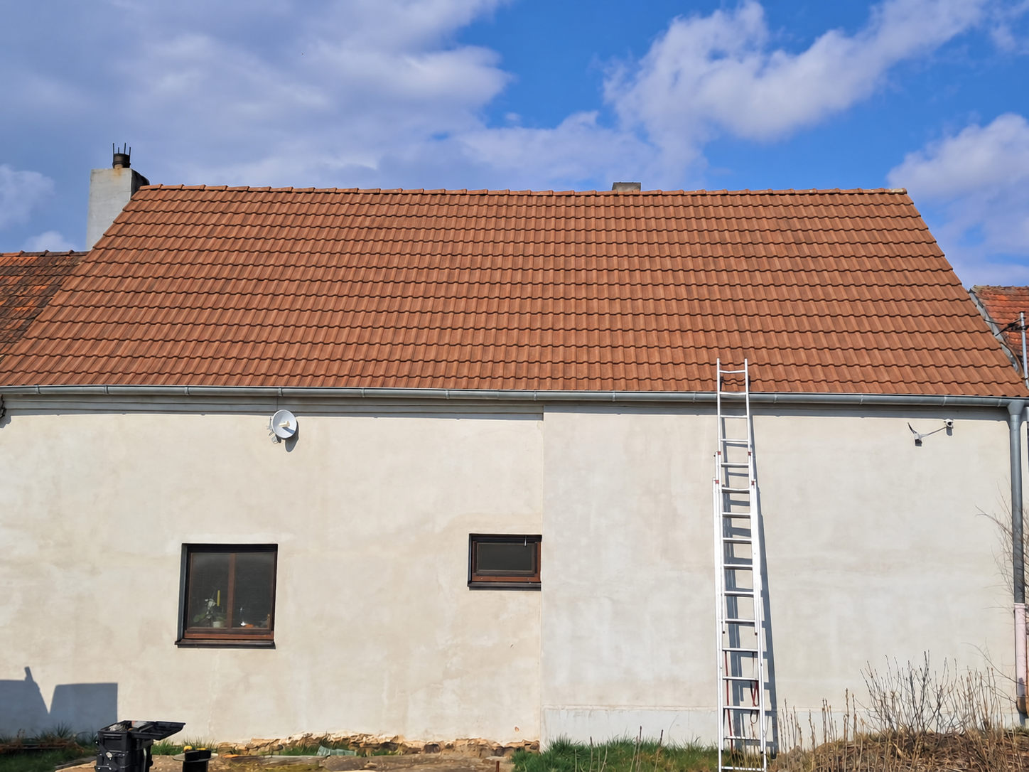 Betonová střecha po vyčištění od mechu